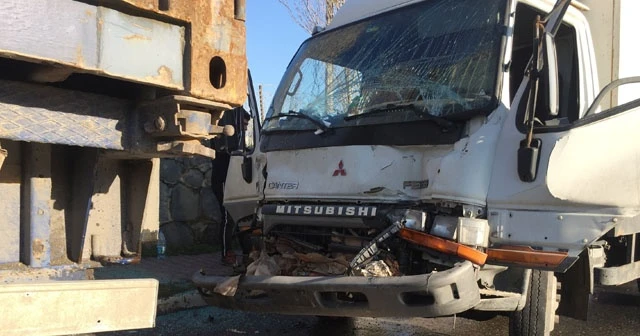 Buzlanan yolda kamyon park halindeki tıra çarptı