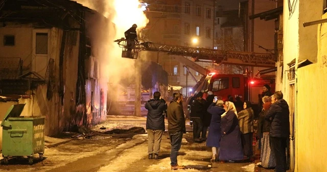 Çocuklarının yanan evde kaldığını zannedince sinir krizi geçirdi