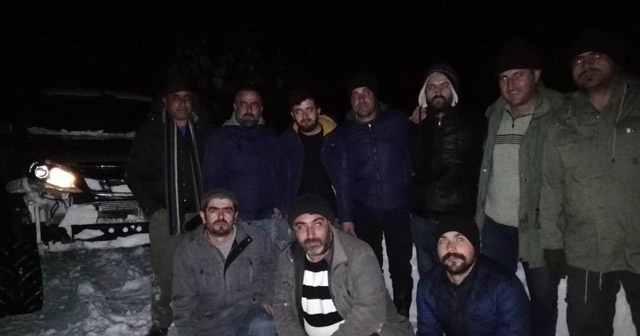 Dağda kardan mahsur 10 kişi belediye ekiplerince kurtarıldı