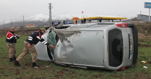 Elazığ’da otomobil tarlaya uçtu: 4 yaralı