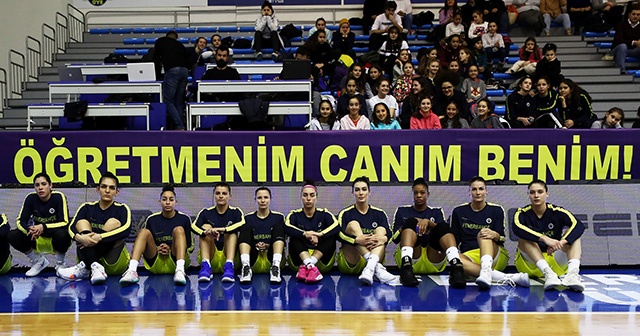 Fenerbahçe akademisyen Ceren Damar Şenel için pankart açtı