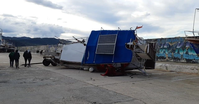 Fırtına karadaki tekneyi devirdi
