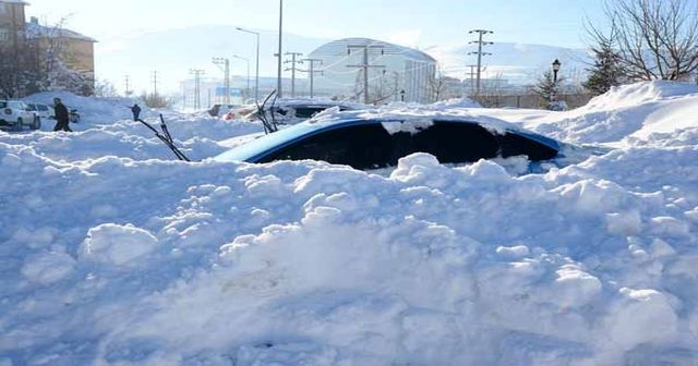 Fotoğraflar bugün Türkiye&#039;de çekildi! Ev ve araçlar kara gömüldü