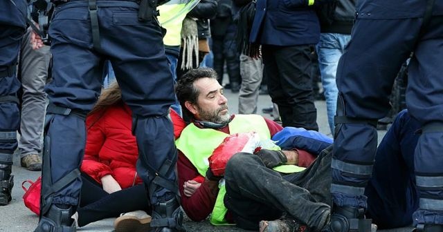 Fransa&#039;da sarı yeleklilerin gösterilerinde 216 kişi tutuklandı