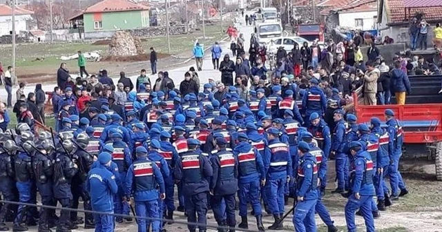 Gergin anlar! Köylüler yolu trafiğe kapattı