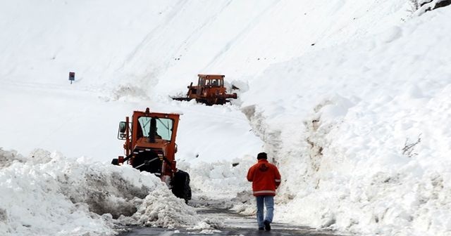 Hakkari-Şırnak Karayolu&#039;nun 8 ayrı noktasına çığ düştü