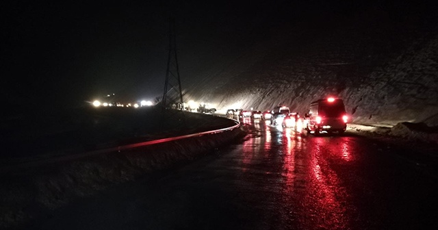 Hakkari-Van karayoluna çığ düştü, onlarca araç yolda mahsur kaldı