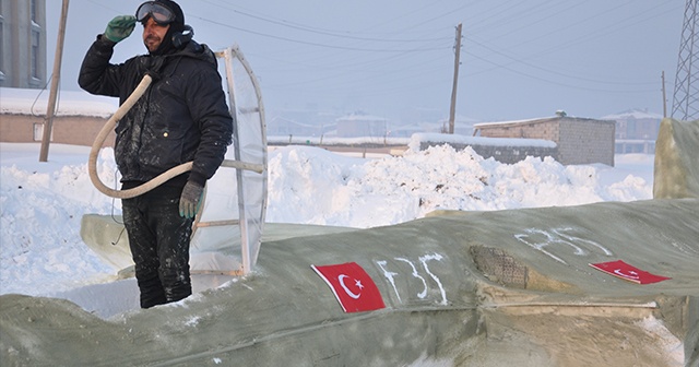 Hakkarili genç &#039;kardan savaş uçağı&#039; yaptı! Üzerine Türk bayrağı çizdi