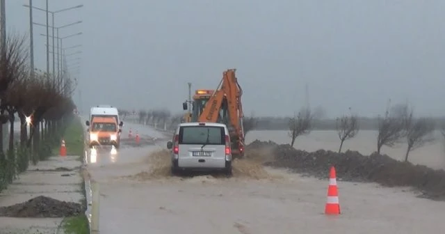 Hatay’da yollar nehre döndü