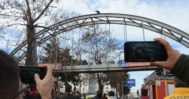 İntihar teşebbüsünü, film çeker gibi kaydettiler