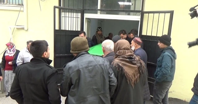 Isınmak için banyoya koyduğu soba kovası sonu oldu