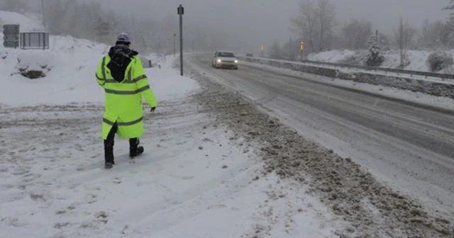 İstanbul&#039;a giden yol karla kaplandı! Ağır araçlara geçit verilmiyor