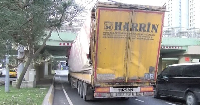 İstanbul&#039;de Ataköy&#039;de kaza! Tır üst geçide sıkıştı