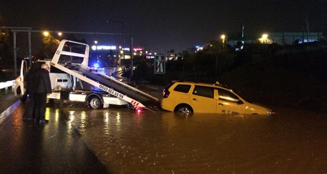 İzmir’de sağanak yağış hayatı olumsuz etkiledi