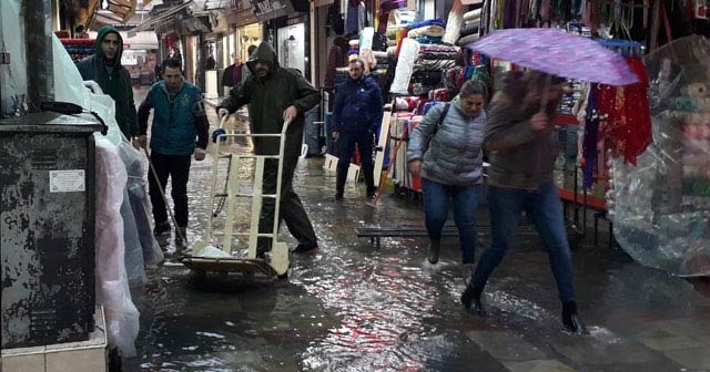 İzmir&#039;de şiddetli yağmur; tarihi çarşıdaki iş yerlerini su bastı