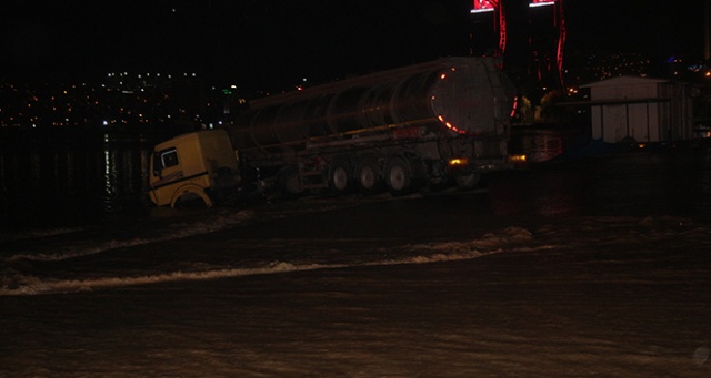 İzmir’de tır denize düştü