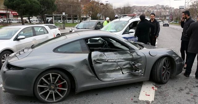 Kağıthane&#039;de rallici lüks otomobiliyle kaza yaptı