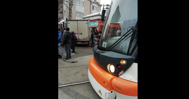 Kamyonet önce tramvayla çarpıştı, sonra iş yerine girdi