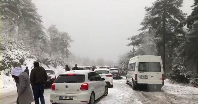 Kar görmeye giden vatandaşlar araçlarıyla mahsur kaldı