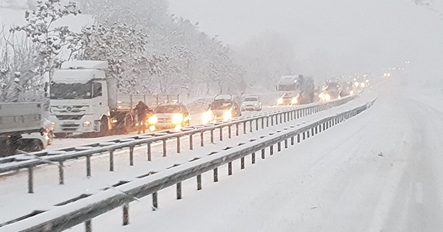 Karadeniz&#039;i İstanbul&#039;a bağlayan yol kardan kapandı