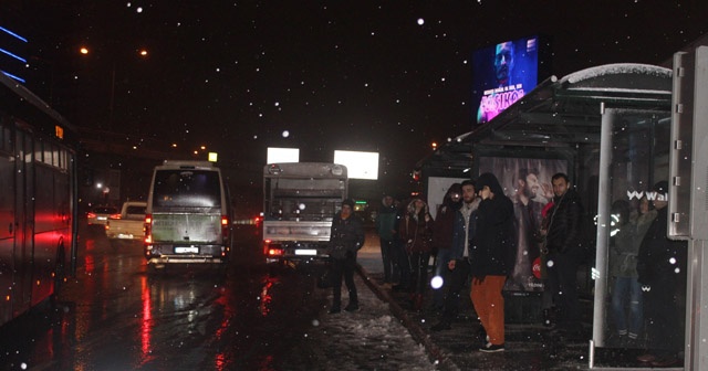 Karda işe giden vatandaşlar zor anlar yaşadı