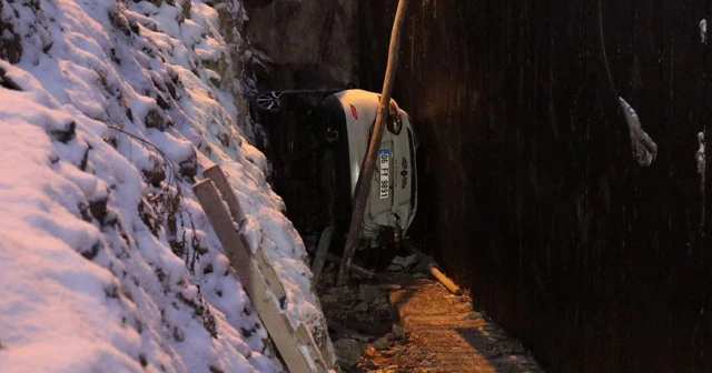 Karda kayan otomobil inşaata düştü: 2 yaralı