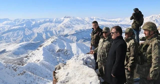 Karlı dağlarda vatan nöbeti