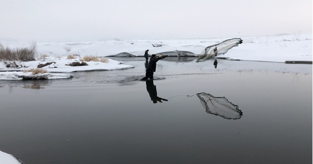Kars’ta eksi 20’de balık avlıyorlar