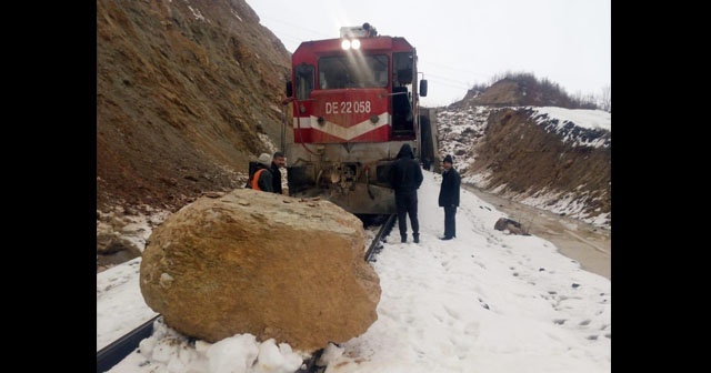 Kopan kayaya tren çarptı, facia ucuz atlatıldı