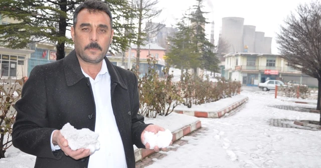 Köylünün üstüne kül yağıyor