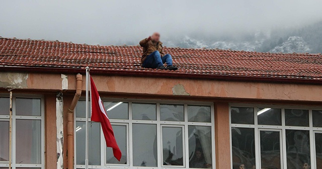 Lisede korku dolu anlar! Bunalıma girdi, intihar etmek için çatıya çıktı