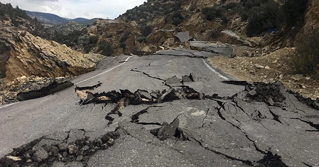 Mersin&#039;de heyelan yolu parçaladı