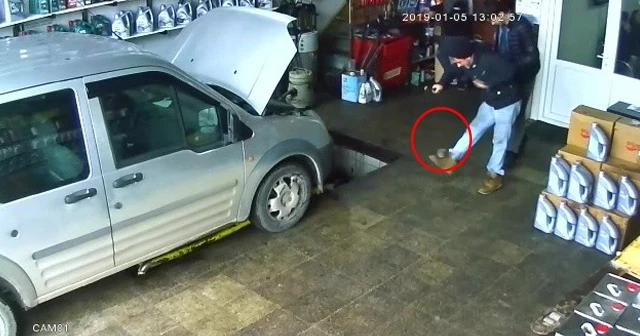 Motordan fırlayan fare çalışanları korkuttu