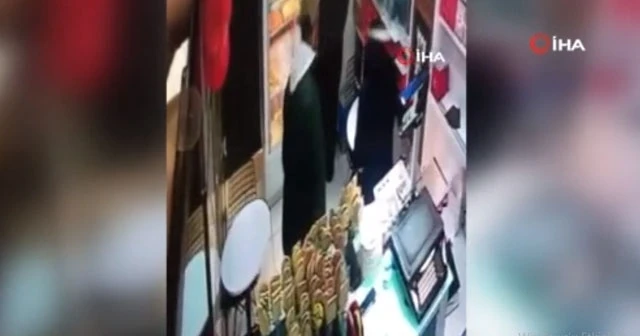 Müşteri gibi gelip kasiyerin telefonunu böyle çaldı