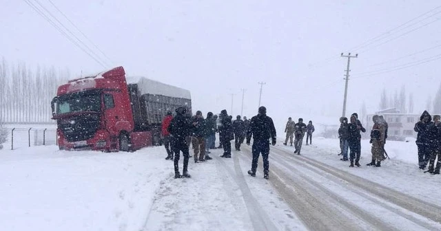 Öğrenci servisi ile tır çarpıştı: 13 yaralı