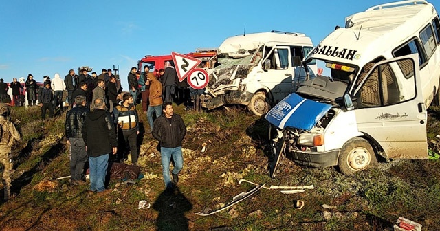 Öğrenci servisi ile işçi servisi çarpıştı, ölü ve yaralılar var