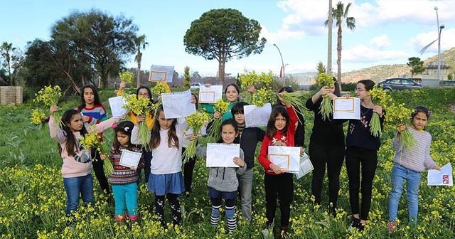 Öğrencilerden 'Türkiye'de kar, Antalya'da bahar. İyi tatiller' mesajı