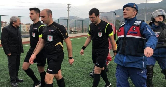 Olaylı maçın hakemleri gözlemcinin araya girmesi ise şikayetten vazgeçti