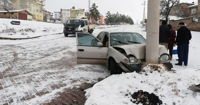 Otomobil elektrik direğine çarptı: 4 yaralı