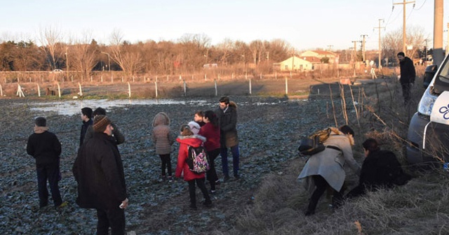 Otomobil, öğrenci servisine çarptı: 3 yaralı