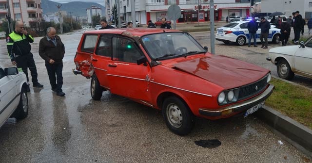 Otomobiller çarpıştı, 6 yaşındaki çocuk yaralandı