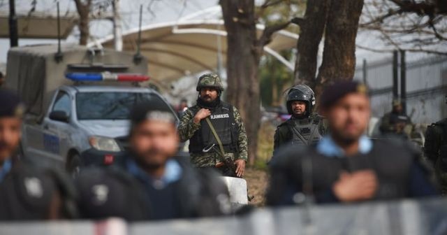 Pakistan'da polis karakoluna bombalı saldırı: 2 ölü, 19 yaralı