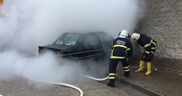 Park halindeki otomobil alev alev yandı