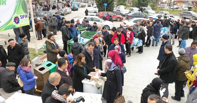 Pet şişeleri veren bez torbaları aldı