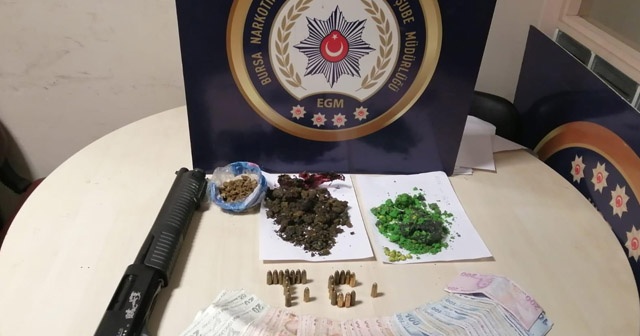 Polisi görünce uyuşturucuyu yakmaya çalıştılar