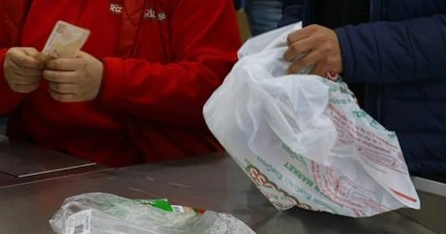 Poşetten memnun kalmayınca öyle bir şey yaptı ki...