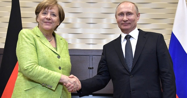 Putin ve Merkel telefonda Suriye konusunu görüştü