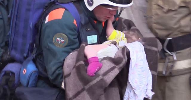 Rusya&#039;da çöken binanın enkazından bebek sağ kurtarıldı