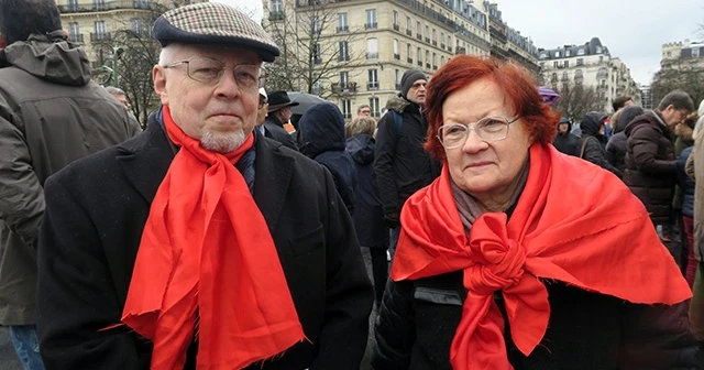 Sarı Yeleklilere karşı “Kırmızı Fularlılar” Paris sokaklarına döküldü