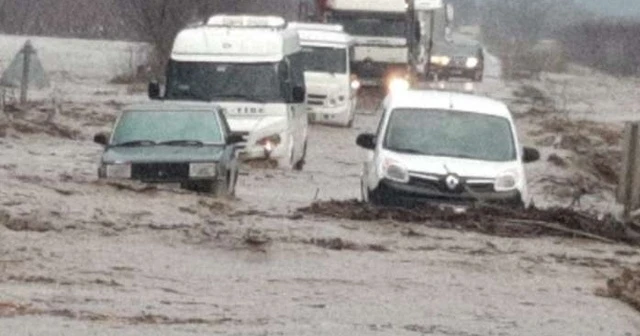 Sel nedeniyle yol trafiğe kapandı, araçlar mahsur kaldı